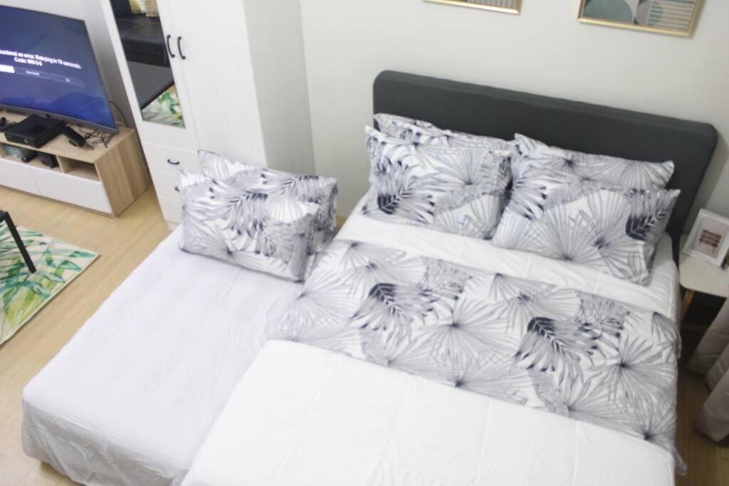 Huge A2J Executive Luxury 1Br Suite Near Abs Cbn, Gma Манила Экстерьер фото