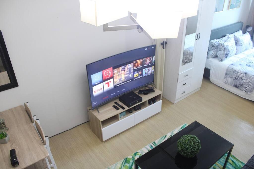 Huge A2J Executive Luxury 1Br Suite Near Abs Cbn, Gma Манила Экстерьер фото